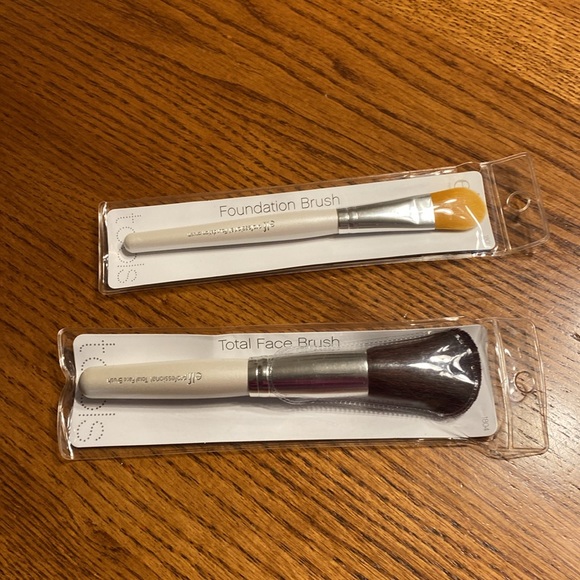 Elf Makeup Brushes Foundation and Total Face - Picture 2 of 9